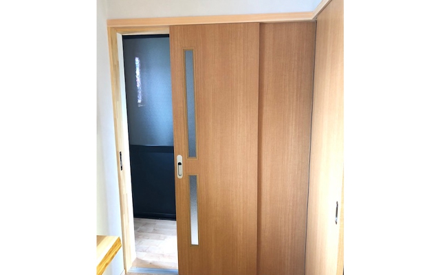 耐震リノベのゲストハウス　二連動式引き戸